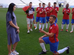 В Волгограде футболист сделал предложение руки и сердца во время матча