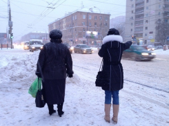 Дорожники не успевают очищать улицы Волгограда от снега