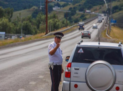 В Волгоградской области иномарка столкнулась с тремя грузовиками