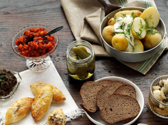 Гостей Волгоградской области кормили из немытой посуды едой сомнительного качества