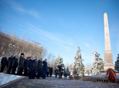 Горожане почтили память неизвестного солдата на братской могиле в Волгограде 