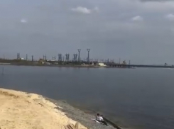 «Плывут вниз плиты и щебень»: половодье затопило строящуюся на севере Волгограда ливневую канализацию