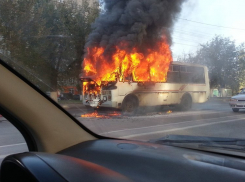 На севере Волгограда сгорел дотла пассажирский автобус