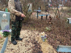 Волгоградец разорил кладбище ради сдачи надгробий на металл 