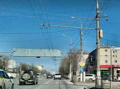 От незаконных рекламных арок массово зачищают Волгоград