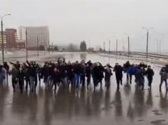 «75 машин, человек - в два раза больше»: волгоградцы сняли видео, набравшее за сутки миллионные просмотры