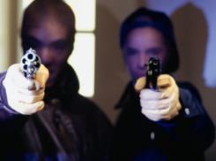 За похищение пистолета двум жителям Камышина грозит 7 лет тюрьмы 