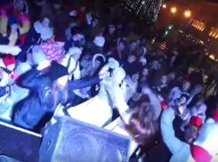 Волгоградцы на площади Павших борцов пели: «Праздник к нам приходит!» 