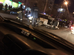 Две машины столкнулись лоб в лоб в центре Волгограда