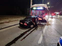 В Волгограде в жутком ДТП разбились парень с девушкой: последние секунды жизни сняли камеры