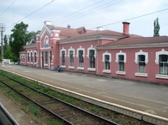 В Волгограде парень бросил под поезд мотоцикл и скрылся