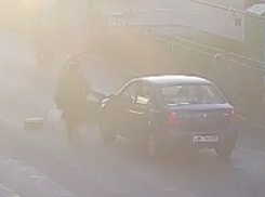 Полет снесенных машиной пешеходов сняли на видео в Волгограде