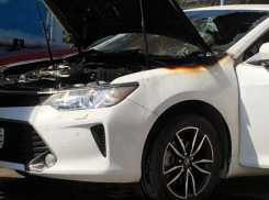 Иномарка вспыхнула рядом с газовой трубой в Волгограде