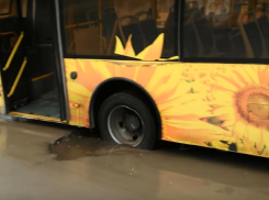 ﻿Жители Волгограда сняли на видео застрявший в дорожной яме пассажирский автобус