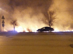 На юге Волгограда огнем охвачена большая территория