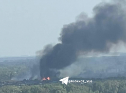 Громадный столб черного дыма заметили жители Волгограда 