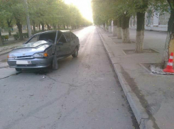 На юге Волгограда автоледи на «четырнадцатой» протаранила дерево