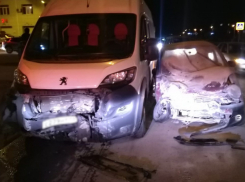 Волгоградка на «Матизе» протаранила межгородскую маршрутку: 2 пострадавших