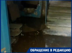 «Зловонный водопад»: многоэтажку в Волгограде затапливает канализация