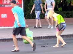 Видео с прилипшими к асфальту шлепками в Волгограде взорвало YouTube 