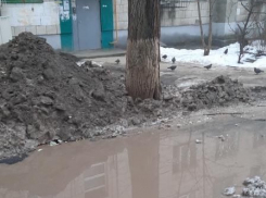 Коммунальщики перекрыли въезд скорым во двор на Ангарском в Волгограде