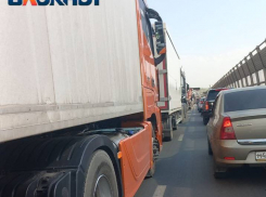 «Южные бедолаги с двумя лопатами» создали жуткую пробку в Волгограде