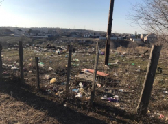 Стела 64-й армии в Кировском районе Волгограда утопает в мусоре жителей частного сектора 
