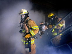 Двух женщин спасли от страшной гибели в огне пожарные в Волгограде