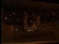 В Волгограде сбили маму, переходившую дорогу вместе с дочкой