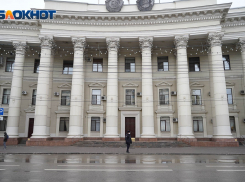 Стол с золотыми узорами покупают за четыре миллиона для волгоградских чиновников