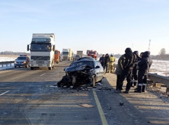 В Волгоградской области после ДТП с грузовиком от иномарки ничего не осталось: видео