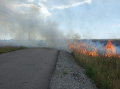 Из-за горения травы произошло ДТП «Нивы» и ВАЗ-2106 на трассе в Волгоградской области