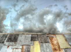 Рабочий упал с 7-метровой высоты и разбился насмерть в Волгоградской области