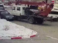 Неуправляемый автокран устроил ДТП на заправке в Волгоградской области