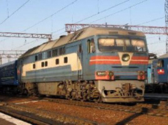 Грузовой поезд из-за поломки преградил дорогу электричкам на юге Волгограда 