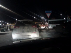 Новогодние пробки в Волгограде: покупатели парализовали движение на парковке ТРЦ «Акварель» 