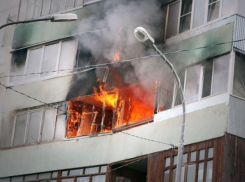 В центре Волгограда на пожаре едва не погиб человек