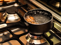 В Волгограде мужчина вылил кастрюлю кипящей воды на сожительницу 