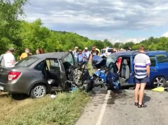 Опубликовано видео с места гибели четверых человек на волгоградской трассе