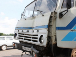 Под Волгоградом водитель «КамАЗа» погиб в аварии с «Мерседесом»