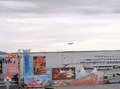 Крутые виражи над Волгой показали пилоты самолетов в ветреную погоду