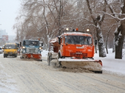 Заснеженные дороги Волгограда чистят 50 дорожных машин 