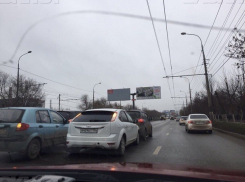 Полиция попросила волгоградских водителей уделить особое внимание дистанции и пешеходам