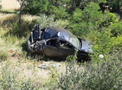 Под Волгоградом мужчина погиб в перевернувшейся Renault Logan