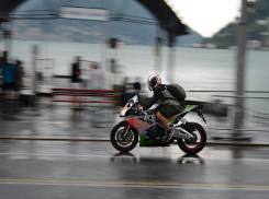  На проспекте Жукова в Волгограде Mitsubishi Lancer сбил мотоциклиста