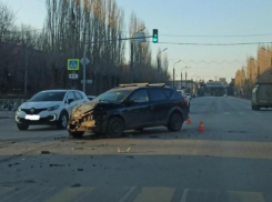 Водитель Kia протаранил скорую в Волгоградской области: ДТП попало на видео