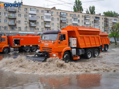 Уничтожение обычной лужи превратили в спецоперацию в Волгограде: видео