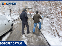 Научиться бы летать: Как волгоградцы пробираются во дворах сквозь нечищеные дороги - в объективе фотографа