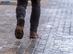 Дворы стали главными ловушками для волгоградцев в четырехдневный гололед: песок не помогает