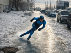 Конькобежца заметили на обледенелом тротуаре в Волгограде 